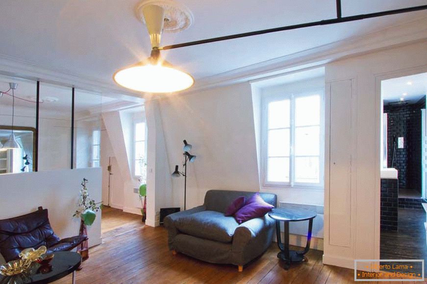 Скляна перегородка в вітальні маленької квартири-студії в Парижі