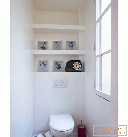 Туалет маленької квартири-студії в Парижі