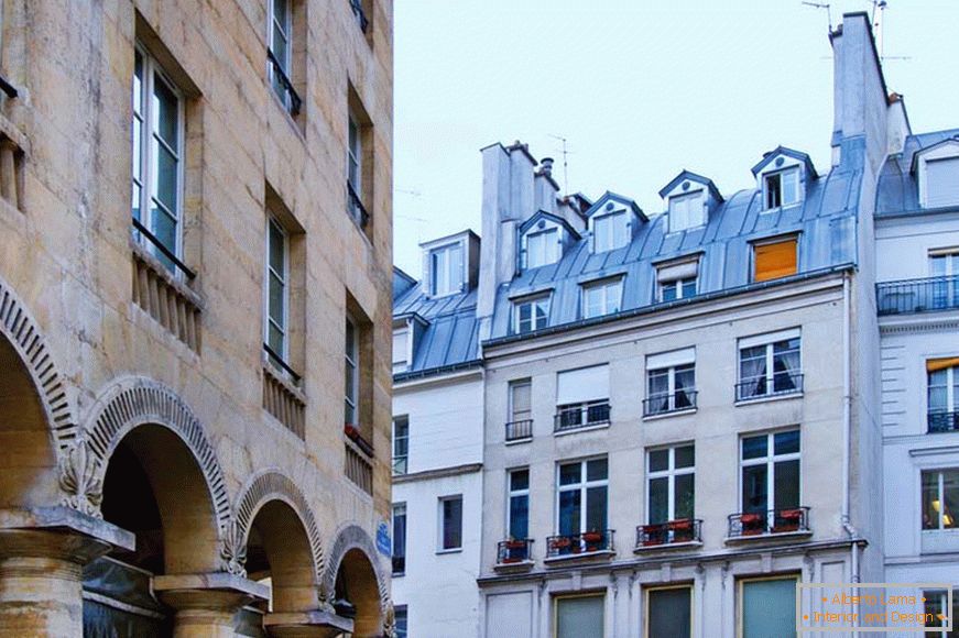 Зовнішній вигляд багатоквартирного будинку в Парижі