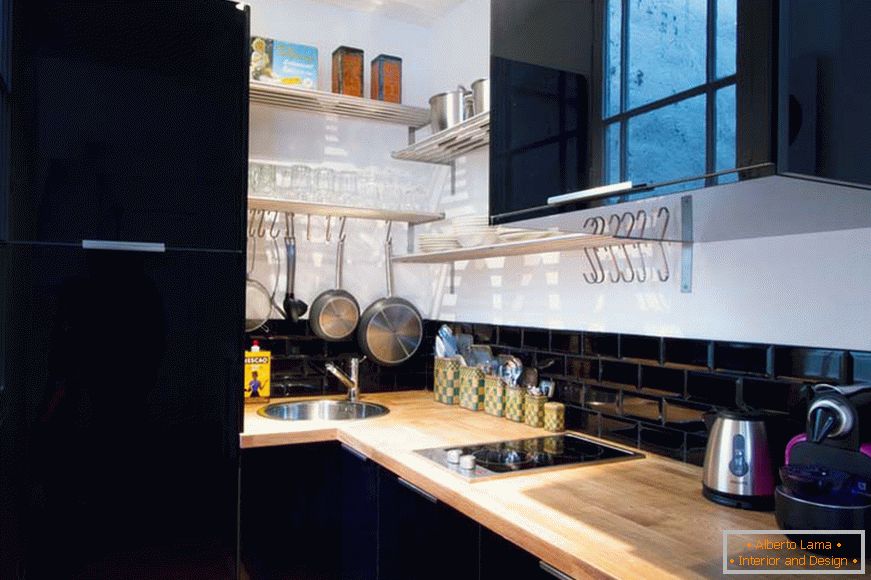 Кухня маленької квартири-студії в Парижі