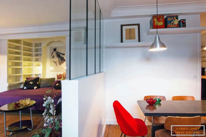 Перегородка між їдальнею і вітальнею маленької квартири-студії в Парижі