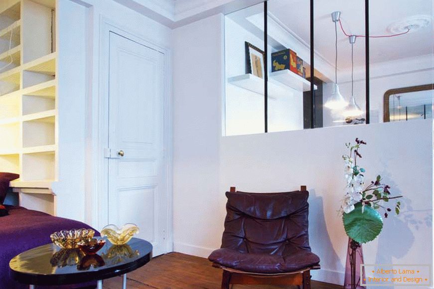 Скляна перегородка в вітальні маленької квартири-студії в Парижі