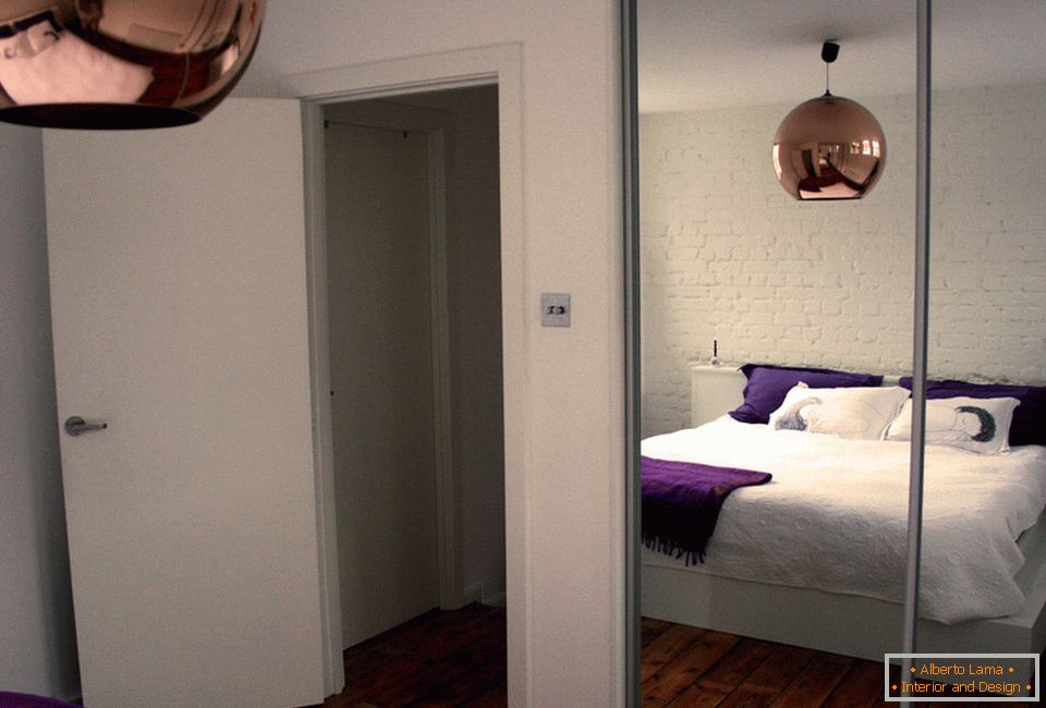 Спальня маленької квартири в Лондоні