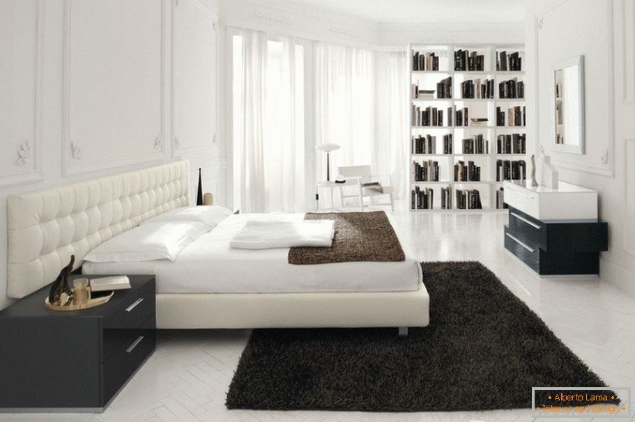 Чорний килим на білому підлозі спальні