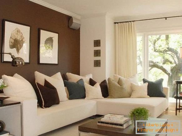 Темно-коричневі стіни в дизайні вітальні з білим диваном