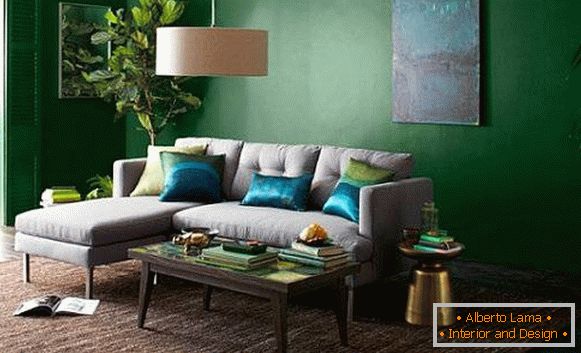 Темно-зелені шпалери для стін і світлий диван