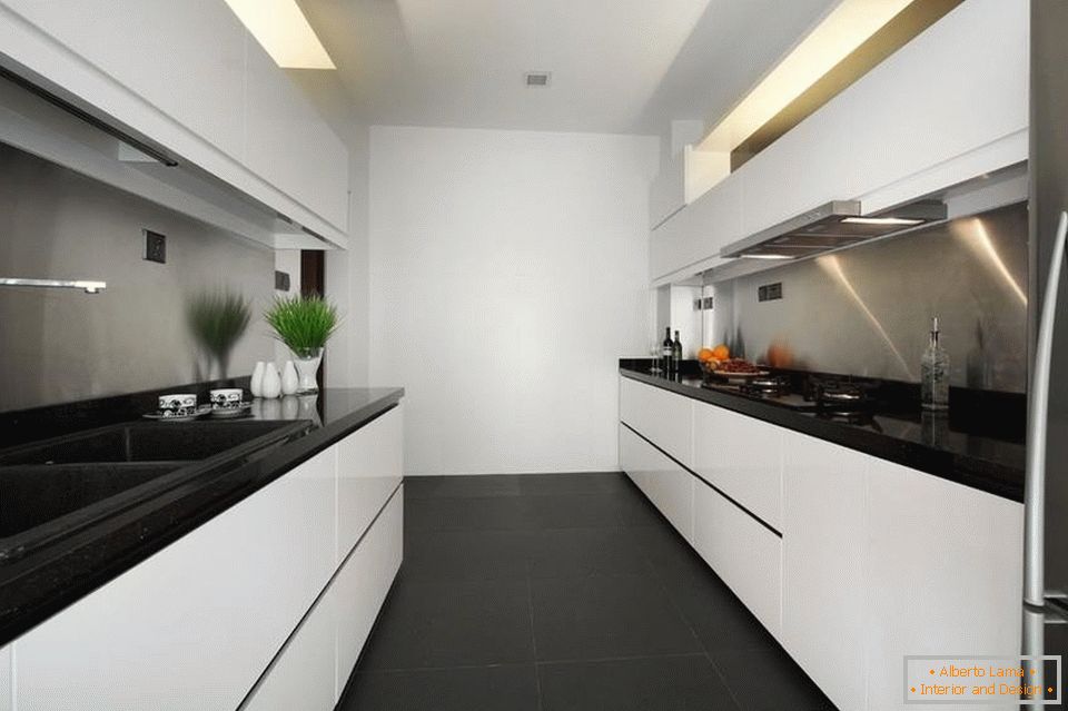 Вузька і довга біла кухня з чорною підлогою