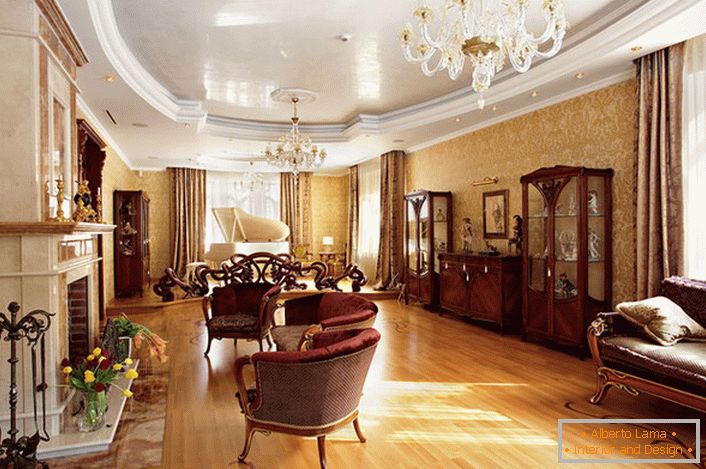 Приклад правильно підібраних меблів для вітальні в англійському стилі. Плавні лінії, яскрава, контрастна оббивка, різьблені дерев'яні ніжки - риси благородного англійського стилю.