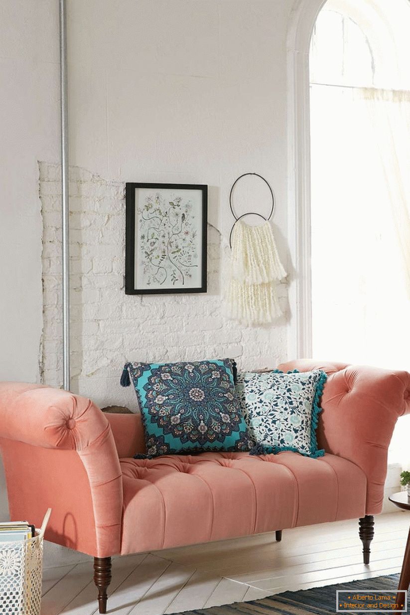 Красивый диван Antoinette Fainting Sofa от Urban Outfitters