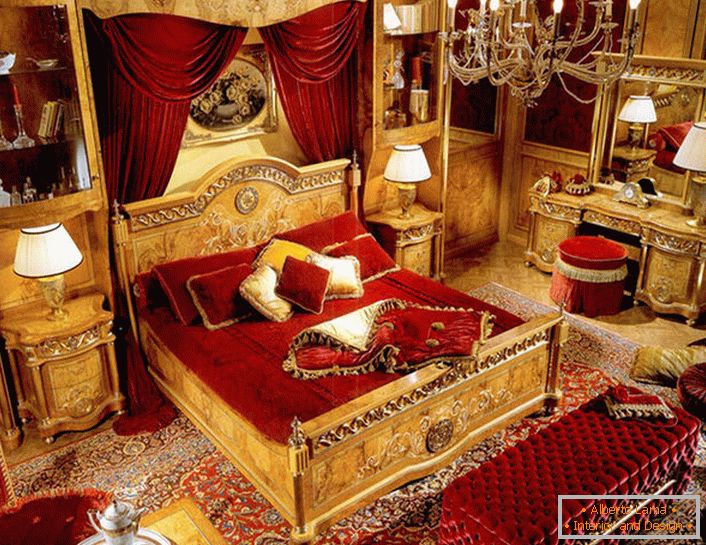 Розкішна спальня в бароко стилі в міській квартирі на заході Італії.