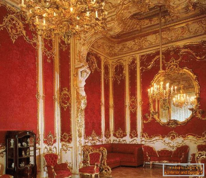Вітальня в будинку правильно декорована меблями червоного кольору. Шляхетний червоний відмінно поєднується з золотими елементами оздоблення.