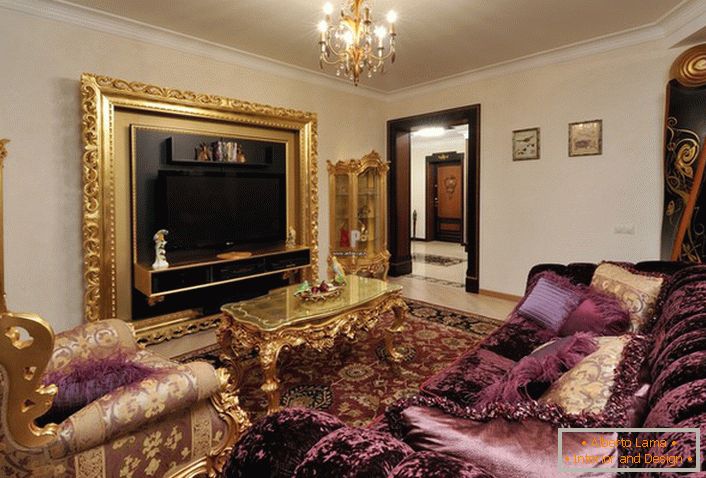 Гостьова кімната в стилі бароко з правильно підібраною меблями.