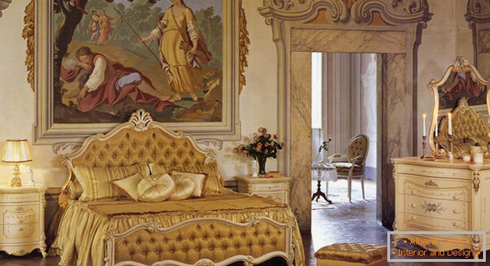 Спальня в стилі бароко в золотих тонах. Стіна в узголів'я ліжка прикрашена величезною старовинної картиною.
