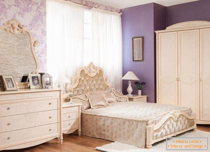 Меблі з дерева для сучасної спальні в стилі бароко. Менше розмаху і пафосності, але це як і раніше бароко.