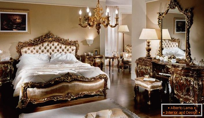 Шикарна сімейна спальня в бароко стилі в заміському будинку. Явною рисою, характерною кожному предмету меблів кімнати, стає її легкість і урочистість.