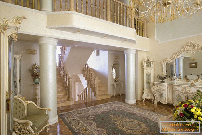 Гостьова кімната в бароко стилі. Інтер'єр цікавий колонами і балкончиком на другому поверсі.