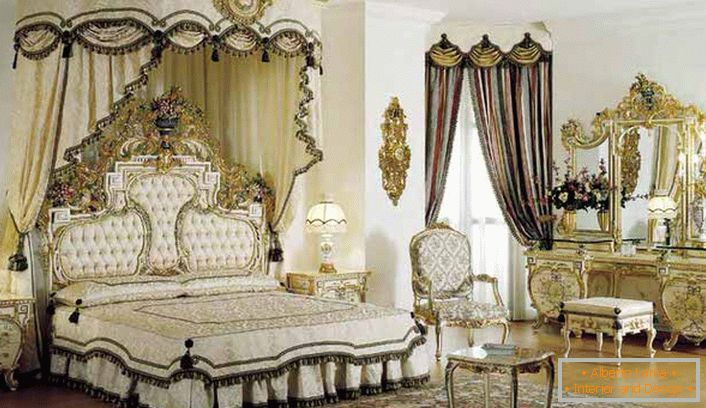 У центрі композиції стоїть ліжко з балдахіном. У відповідності зі стилем бароко в кімнаті стоїть масивне трюмо з обробкою золотого кольору.