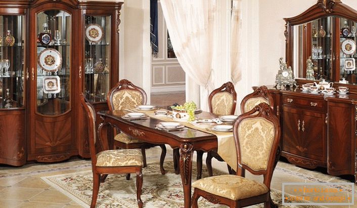 Класичні меблі для гостьової кімнати бароко. Цікаво поєднання темного дерева і світло-бежевою обробки.