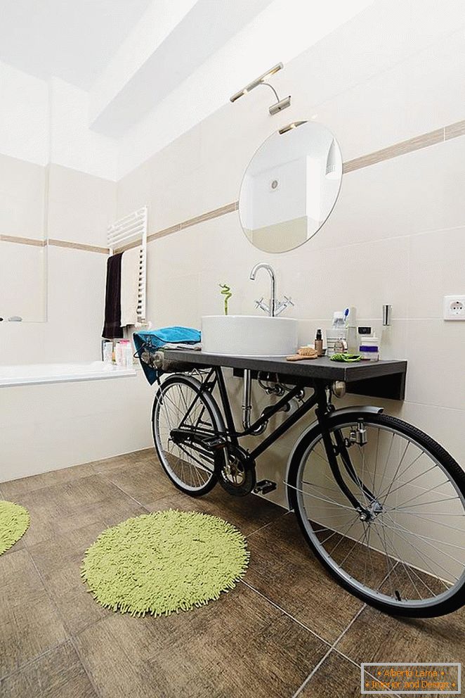 Незвичайний умивальник на велосипеді у ванній