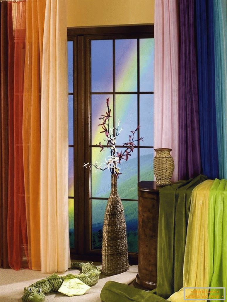 Різнобарвні фіранки на вікні
