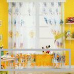 Дитяча кімната з жовтими стінами