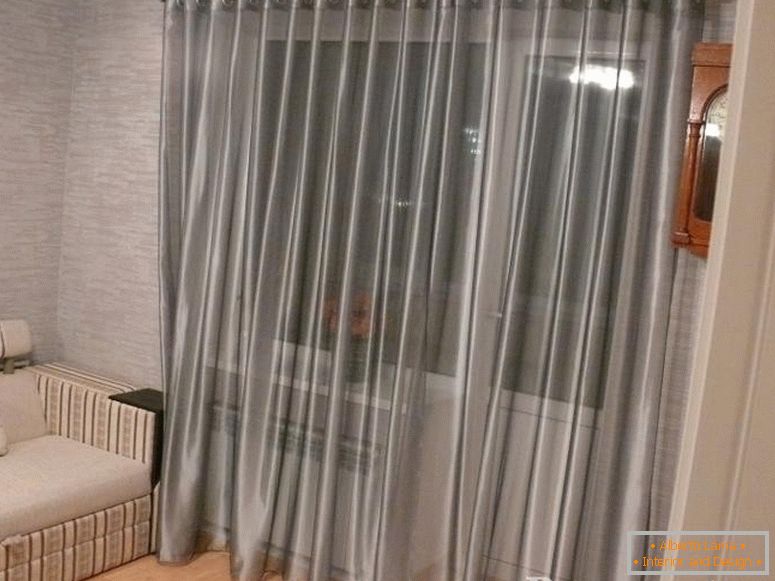 Сірі штори і бежевий диван в кімнаті