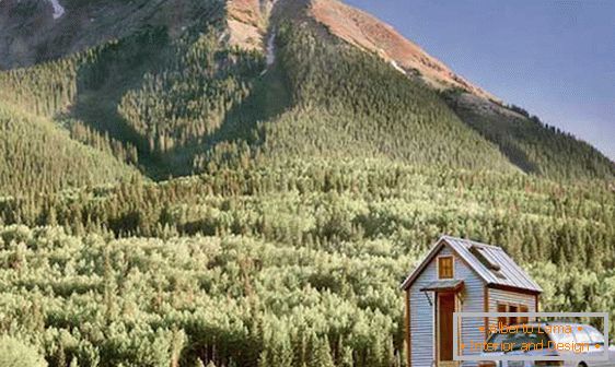Мікро-будиночок біля підніжжя гори