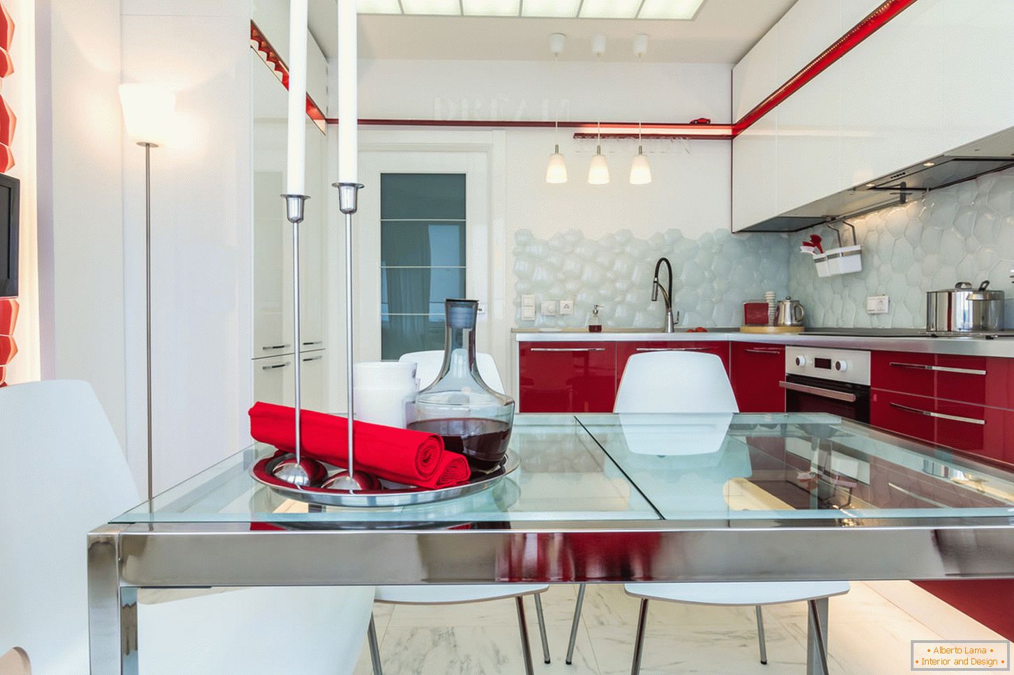 Шикарний інтер'єр кухні в біло-червоних кольорах