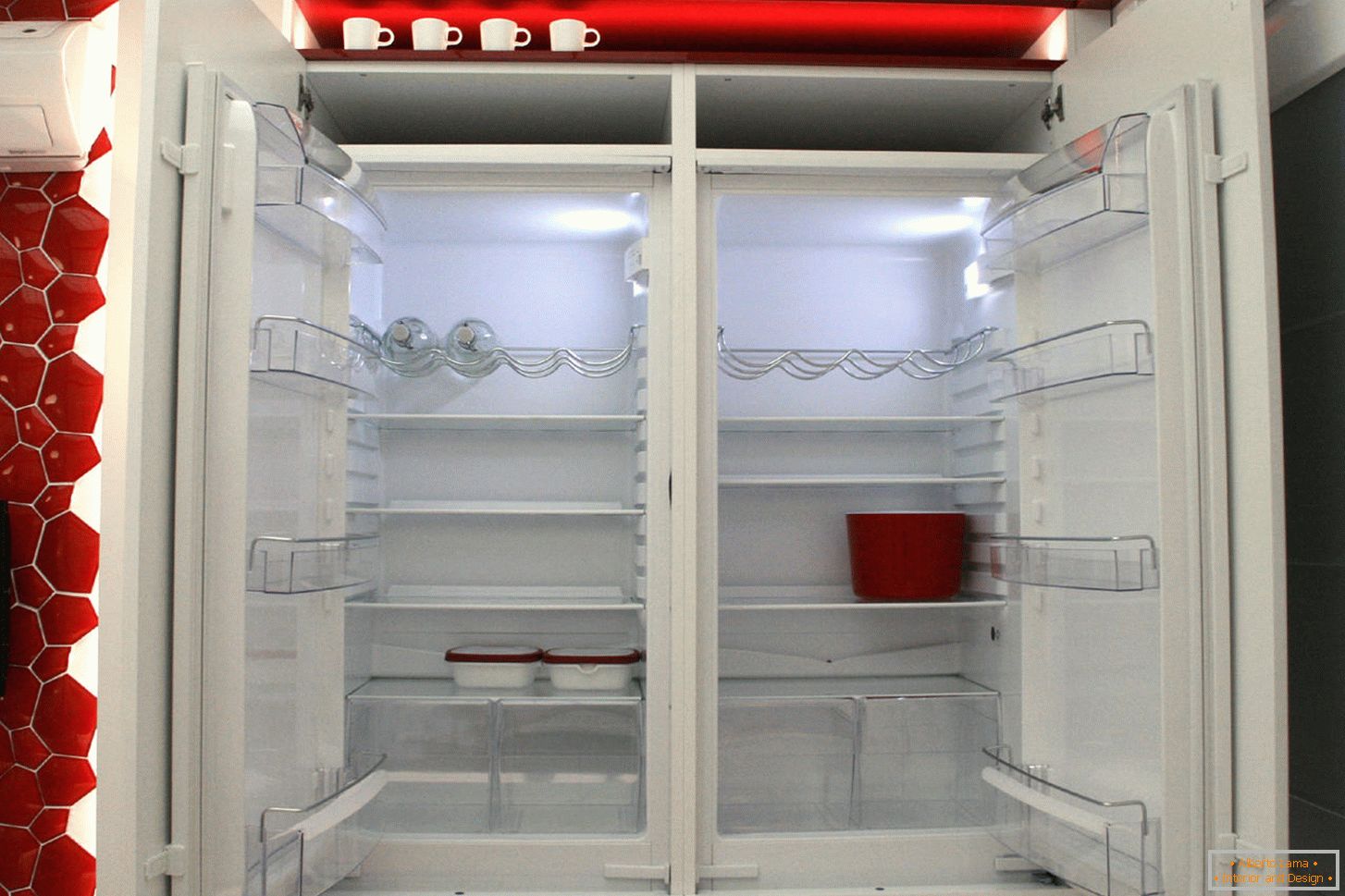 Сучасний холодильник в інтер'єрі кухні