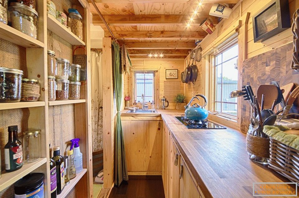 Кухня невеликого дерев'яного котеджу
