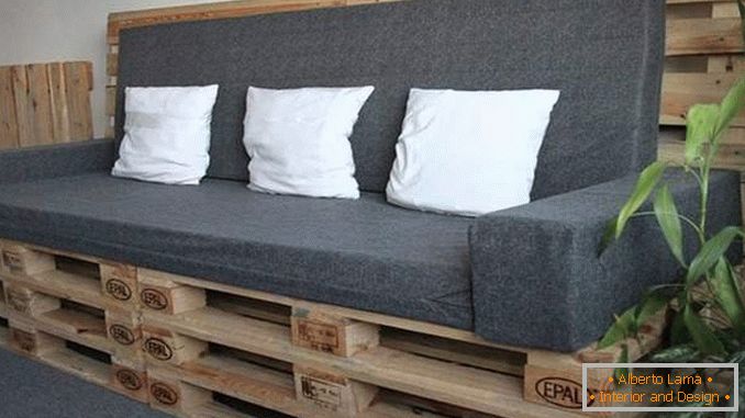 Простий диван з дерев'яних палет своїми руками