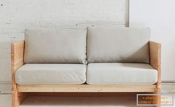 Невеликий дерев'яний диван своїми руками в домашніх умовах