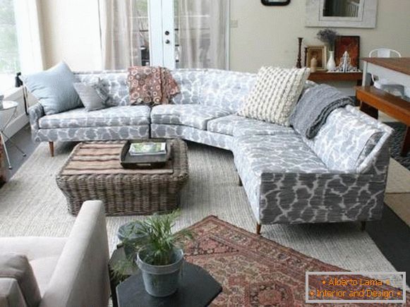 Компактний кутовий диван в дизайні вітальні