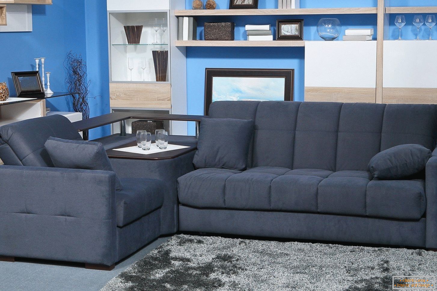 Сірий диван в синій кімнаті
