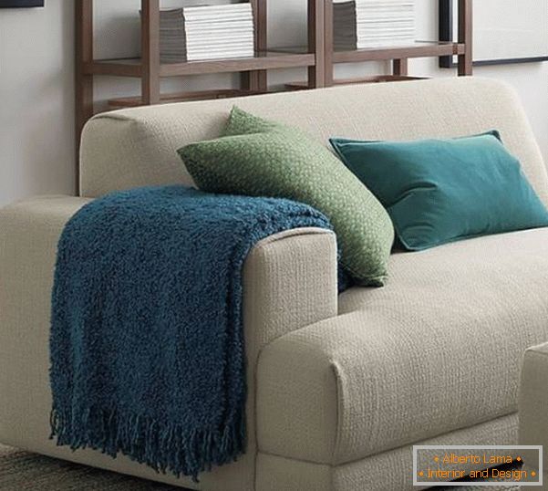 Оформлення дивана яскравими подушками
