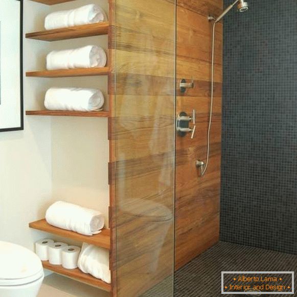 Ванна кімната з дерев'яними полицями