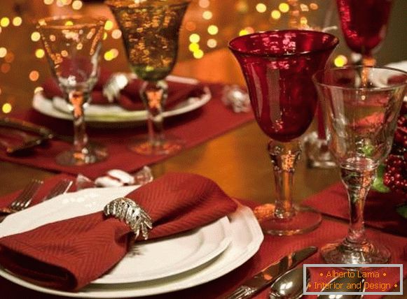 Прикраса новорічного столу 2017 - келихи, тарілка і загальна сервіровка