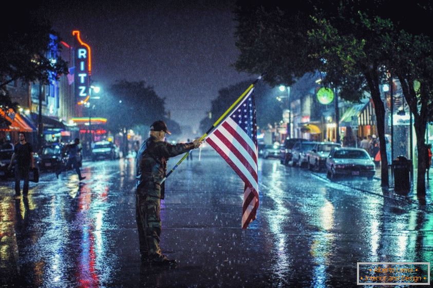 Американський патріот з прапором на вулиці під час дощу