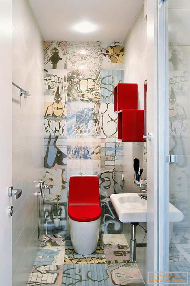 Унітаз з яскраво-червоною кришкою в екстравагантно оформленому туалеті