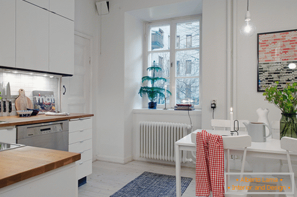 Кухня з їдальнею невеликої квартири в скандинавському стилі