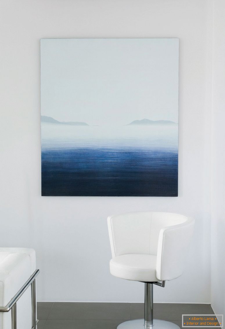 Картина з морським пейзажем на стіні