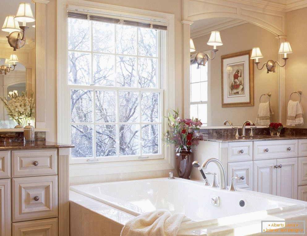 Інтер'єр в класичному стилі з ванною у вікна