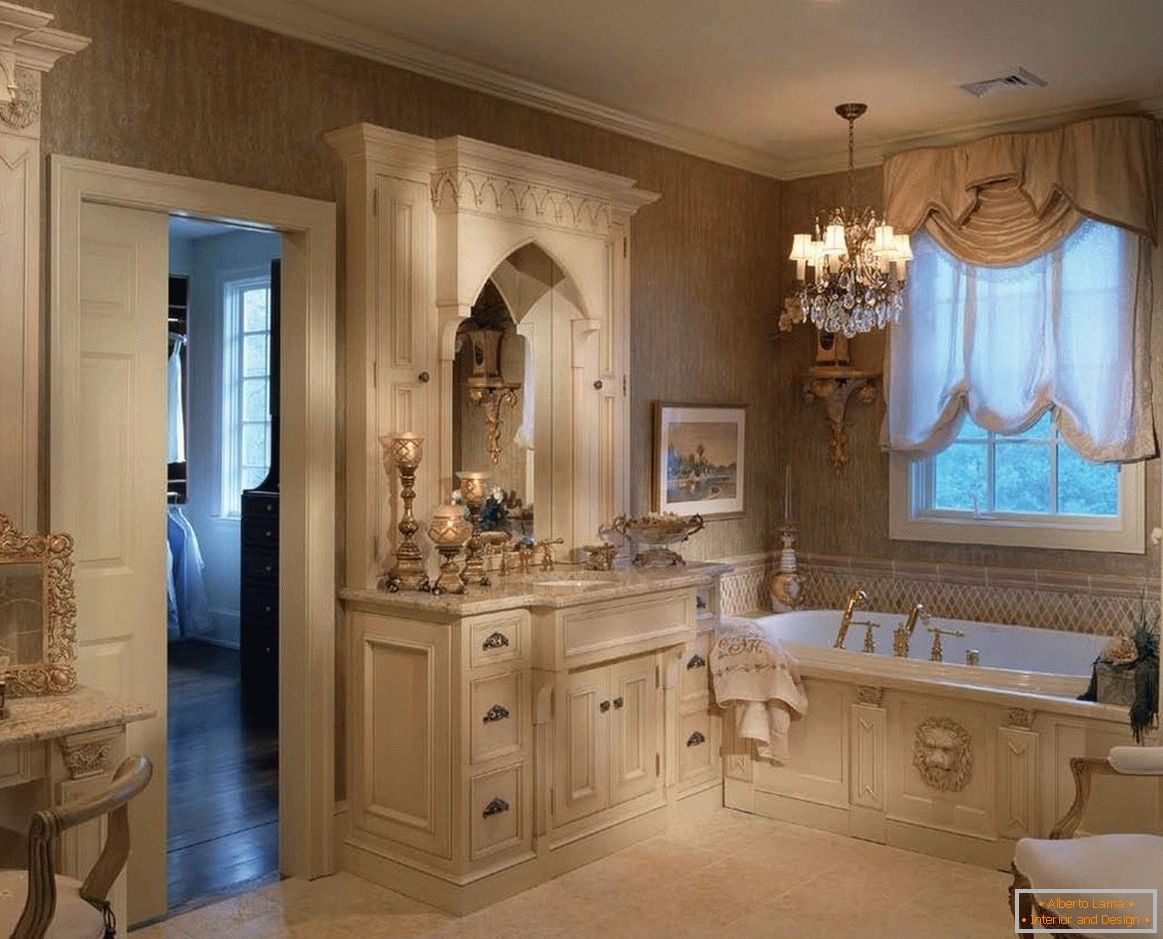 Світла меблі у ванній в класичному стилі
