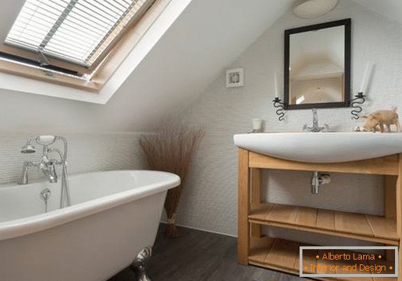 Гарна маленька ванна кімната в стилі лофт
