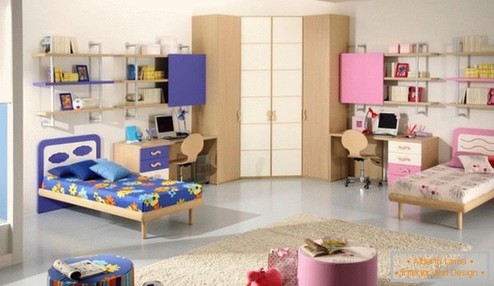 Дитяча кімната оформлена в синьому і рожевому кольорах. Ідеальний варіант дизайну кімнати для дівчинки і хлопчика.