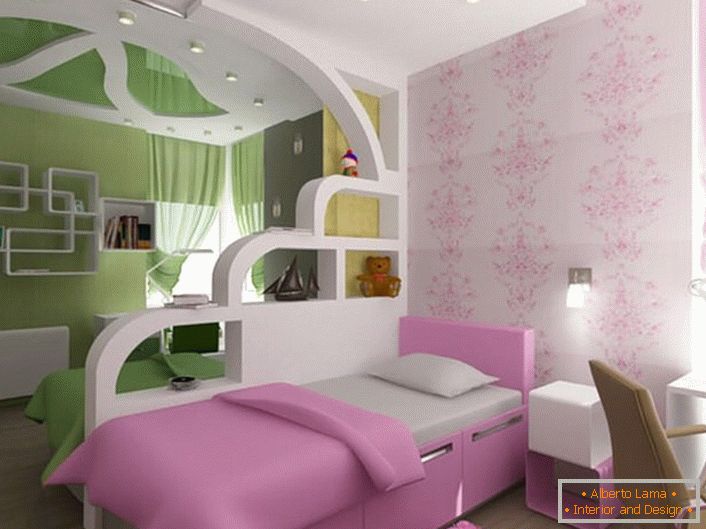 Дитяча кімната для брата і сестри розділена на дві зони за допомогою декоративної стінки з гіпсокартону. 