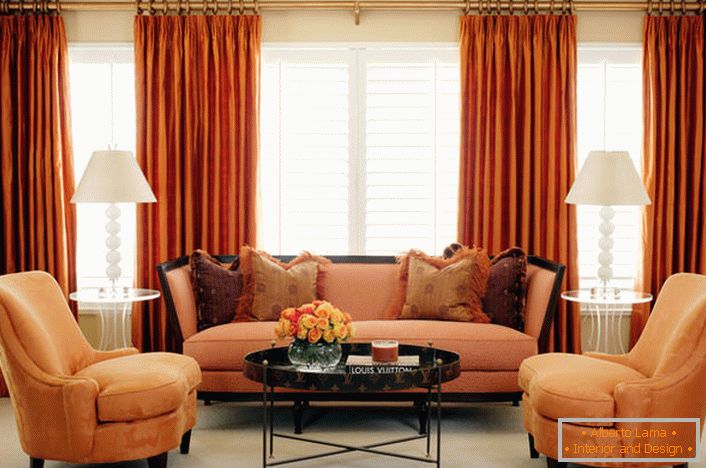 Приклад ідеального поєднання напівпрозорих римських штор і важких гобеленових штор під колір інтер'єру вітальні і меблів.