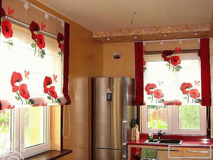 Веселенька кухня з напівпрозорими шторами з яскравими червоними квітами.