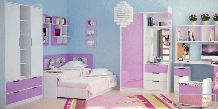 Блідо-рожевий в поєднанні з білим підходить для оформлення модульної меблів для юної леді. Оздоблення стін блакитного кольору вигідно акцентує увагу на меблевому гарнітурі.