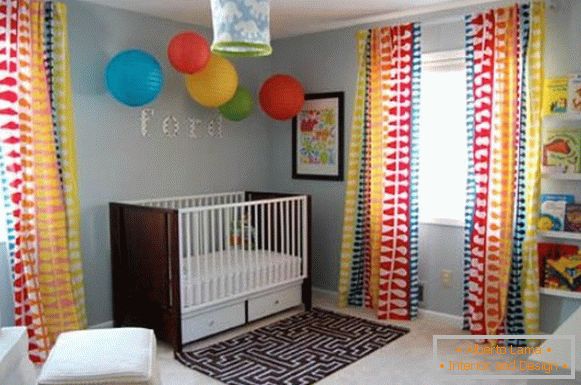 Яскраві штори для дитячої